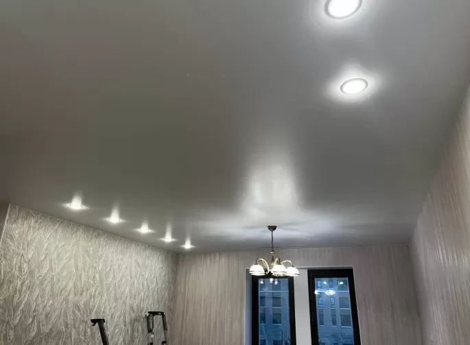 Установка натяжного потолка